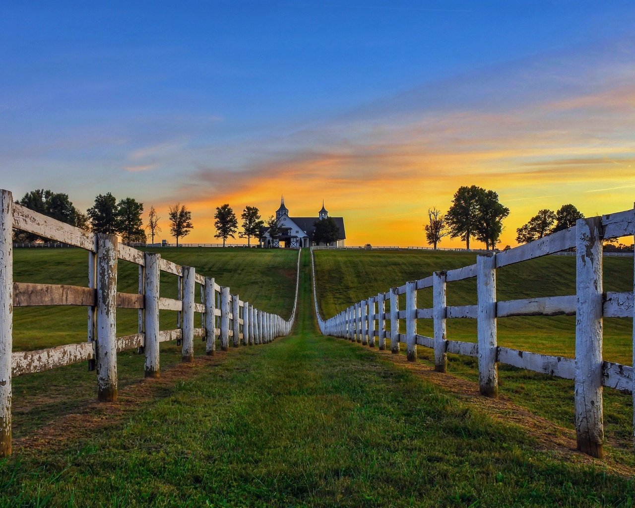 Обои небо, трава, деревья, утро, поле, забор, дом, the sky, grass, trees, morning, field, the fence, house разрешение 2560x1600 Загрузить