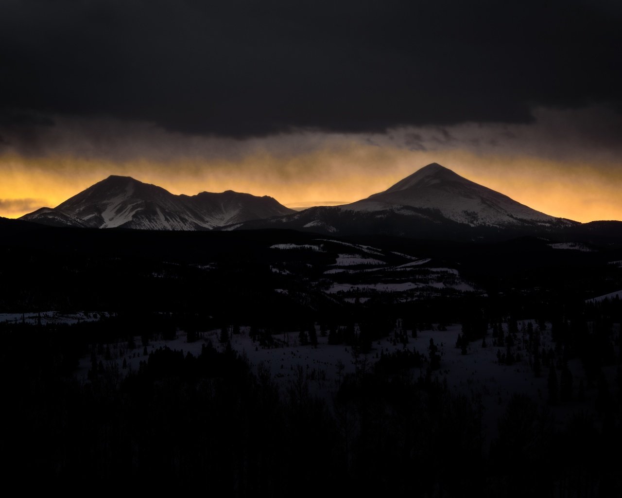 Обои огни, гора, облако, тень, темнота, lights, mountain, cloud, shadow, darkness разрешение 6016x4016 Загрузить