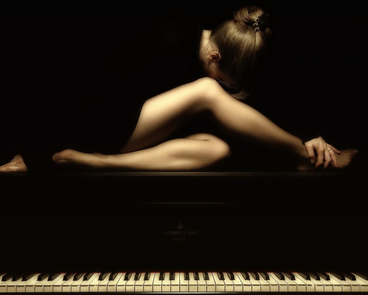Обои девушка, поза, музыка, ножки, черный фон, пианино, girl, pose, music, legs, black background, piano разрешение 2560x1738 Загрузить