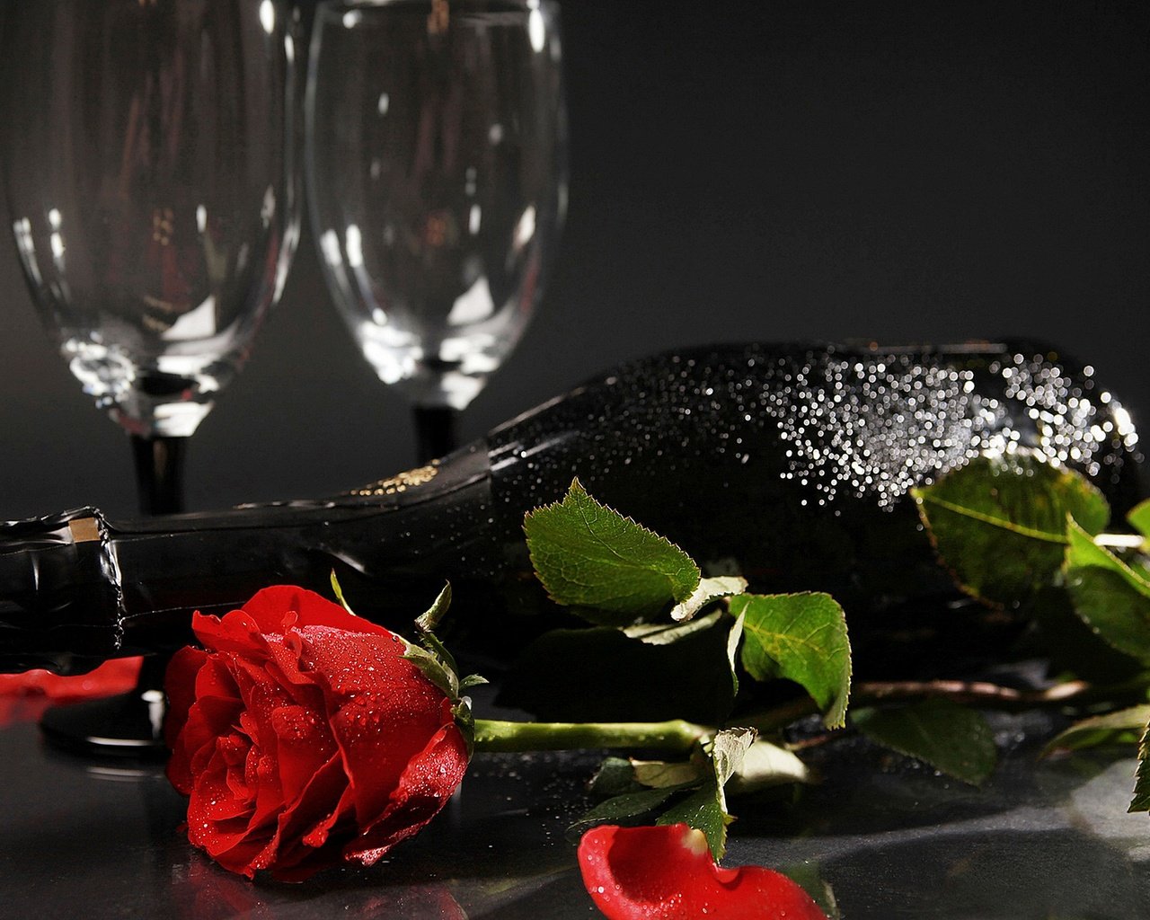 Обои цветок, роза, лепестки, бутон, бутылка, бокалы, шампанское, красная роза, flower, rose, petals, bud, bottle, glasses, champagne, red rose разрешение 2560x1600 Загрузить