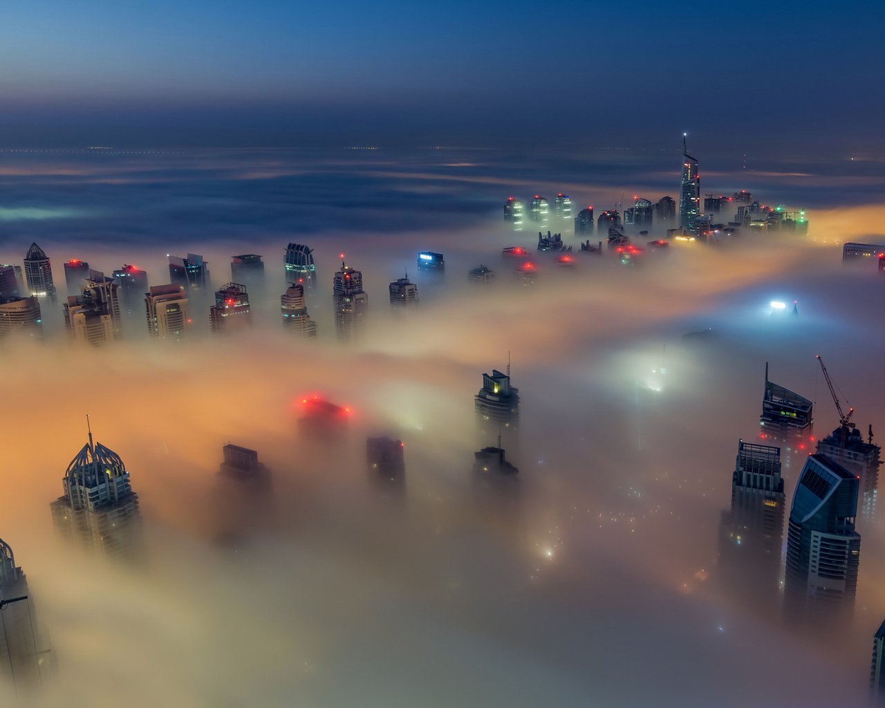 Обои небо, туман, город, дубай, оаэ, the sky, fog, the city, dubai, uae разрешение 1920x1200 Загрузить
