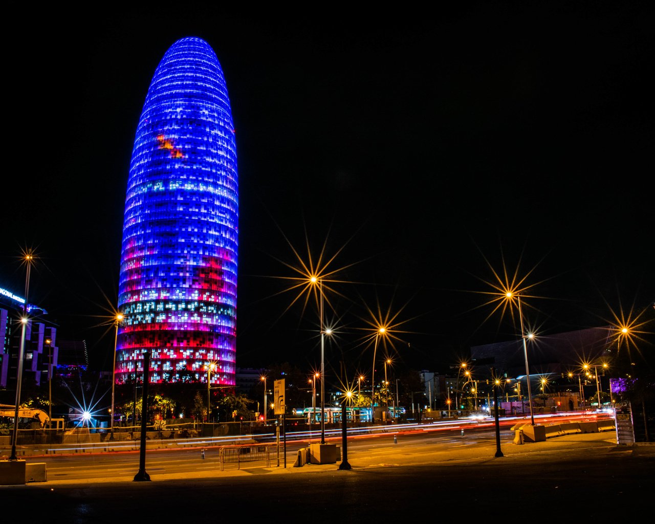 Обои ночь, torre agbar, агбар, фонари, огни, город, здание, испания, небоскрёб, барселона, башня агбар, night, lights, the city, the building, spain, skyscraper, barcelona разрешение 6000x4000 Загрузить