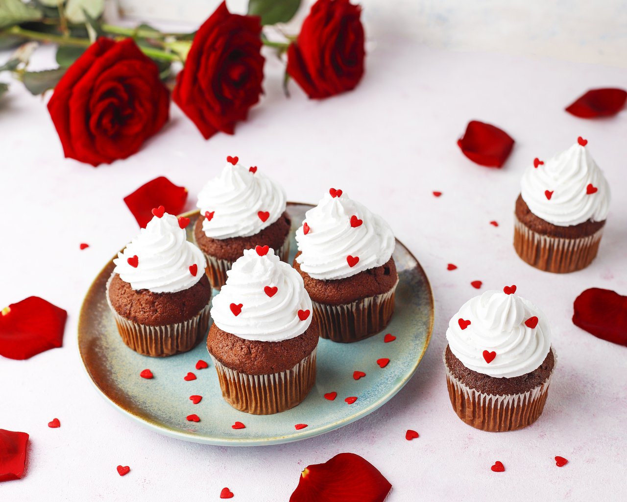 Обои розы, букет, день святого валентина, кексы, roses, bouquet, valentine's day, cupcakes разрешение 6240x4160 Загрузить