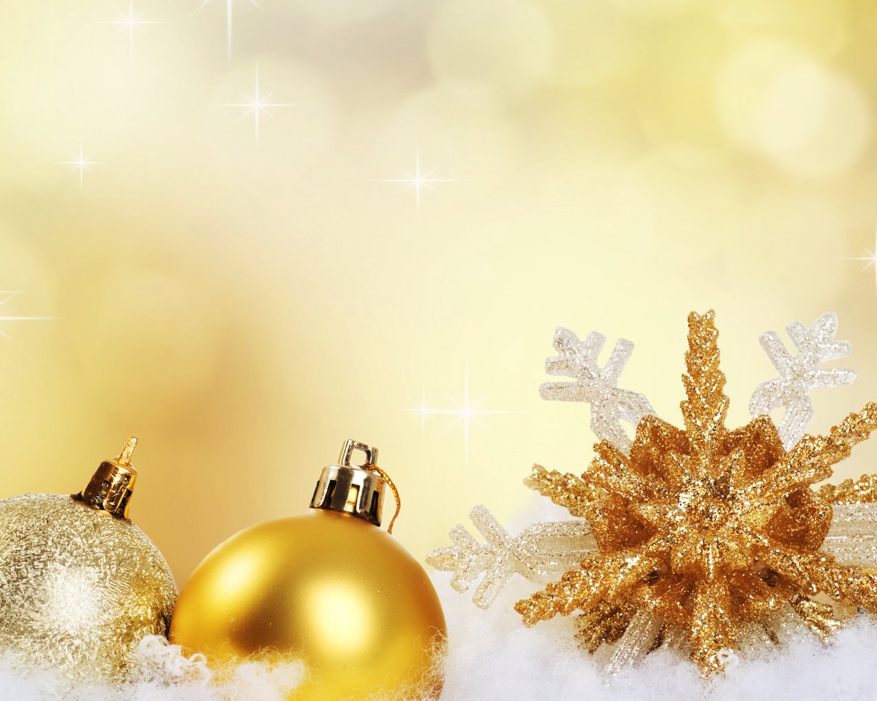 Обои снег, новый год, шары, праздник, рождество, снежинка, золото, snow, new year, balls, holiday, christmas, snowflake, gold разрешение 1920x1200 Загрузить