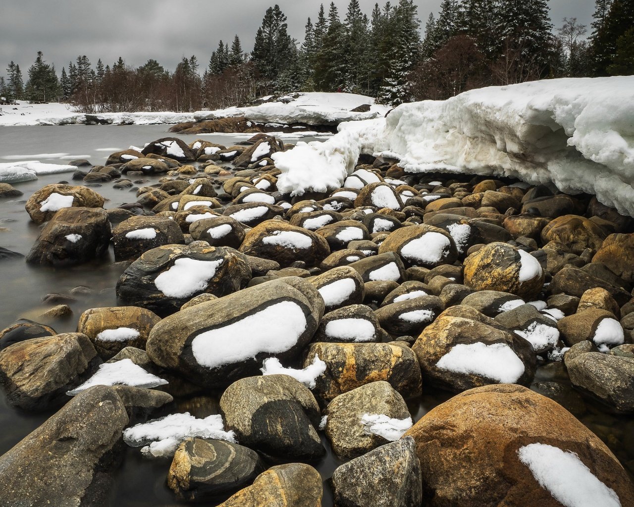 Обои река, снег, камни, river, snow, stones разрешение 3840x2160 Загрузить