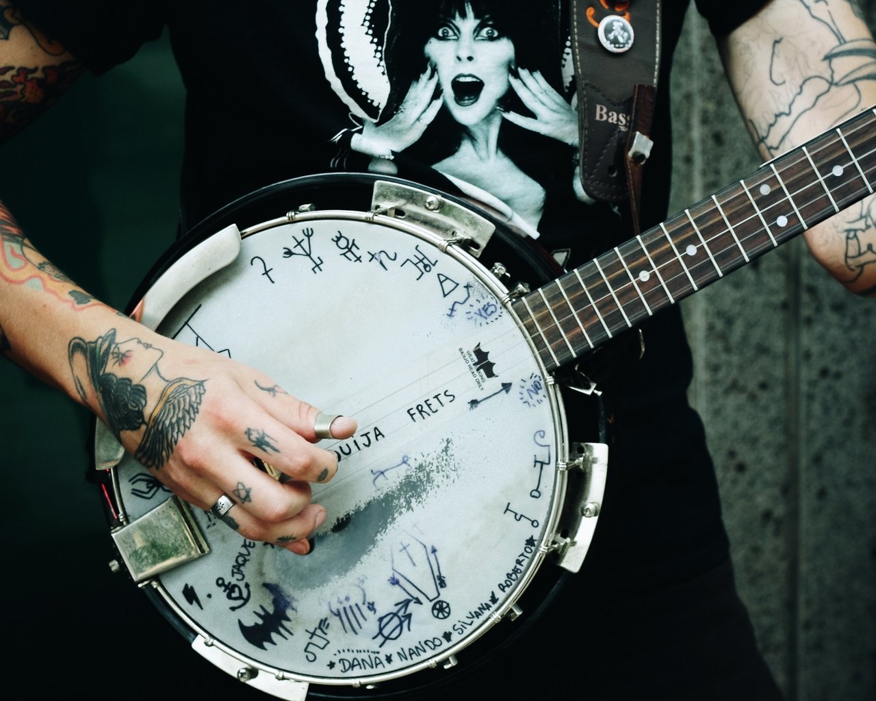 Обои татуировки, руки, музыкальный инструмент, банджо, tattoo, hands, musical instrument, banjo разрешение 3888x2591 Загрузить