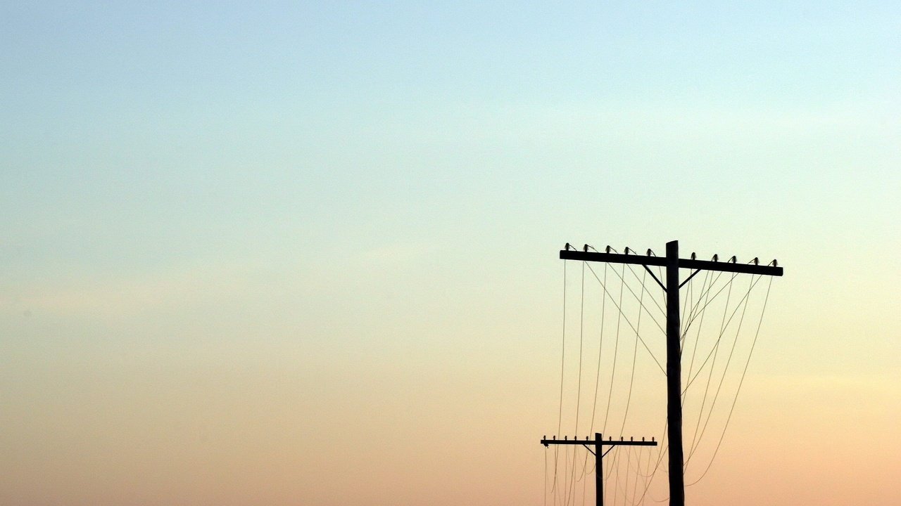 Обои небо, провода, столбы, the sky, wire, posts разрешение 1920x1440 Загрузить