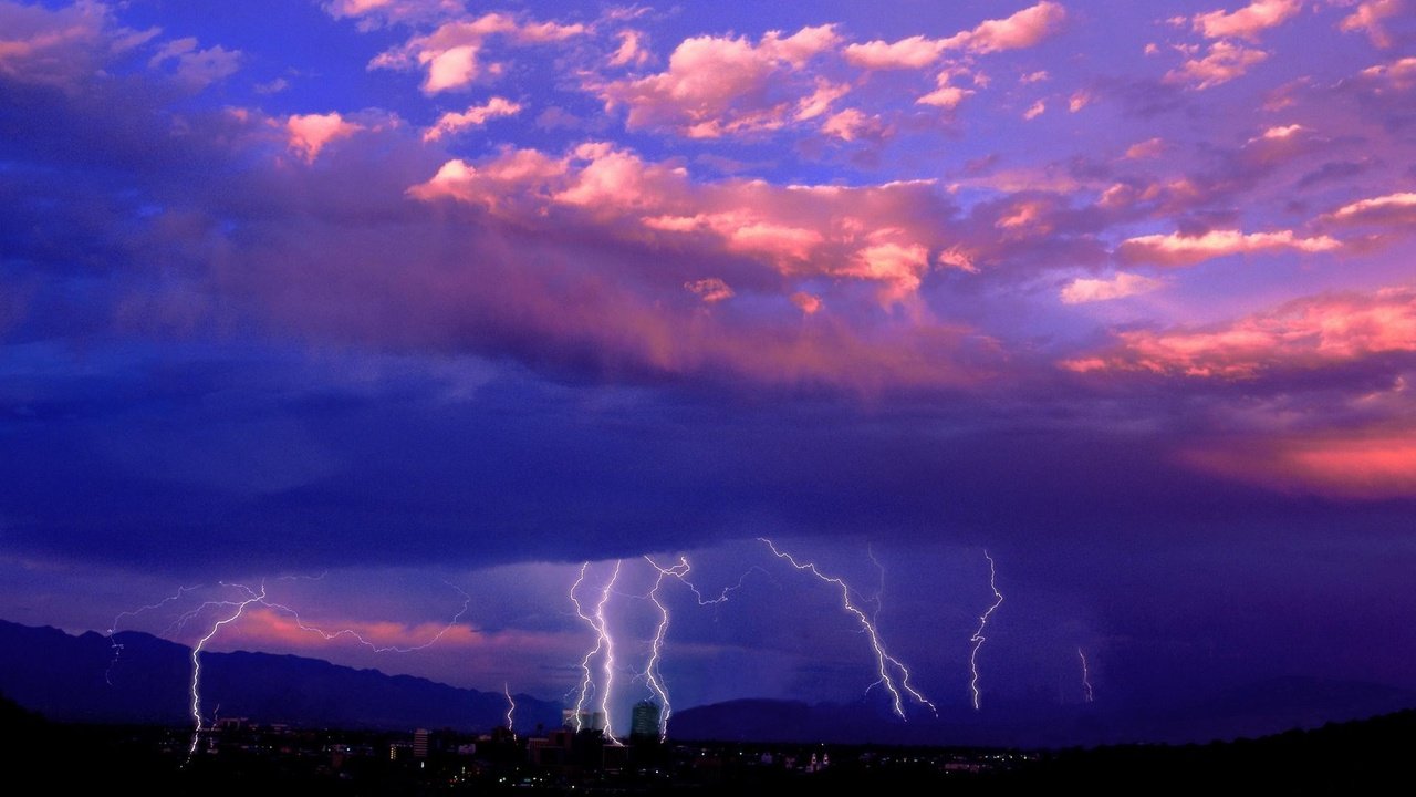 Обои тучи, молния, город, clouds, lightning, the city разрешение 1999x1333 Загрузить