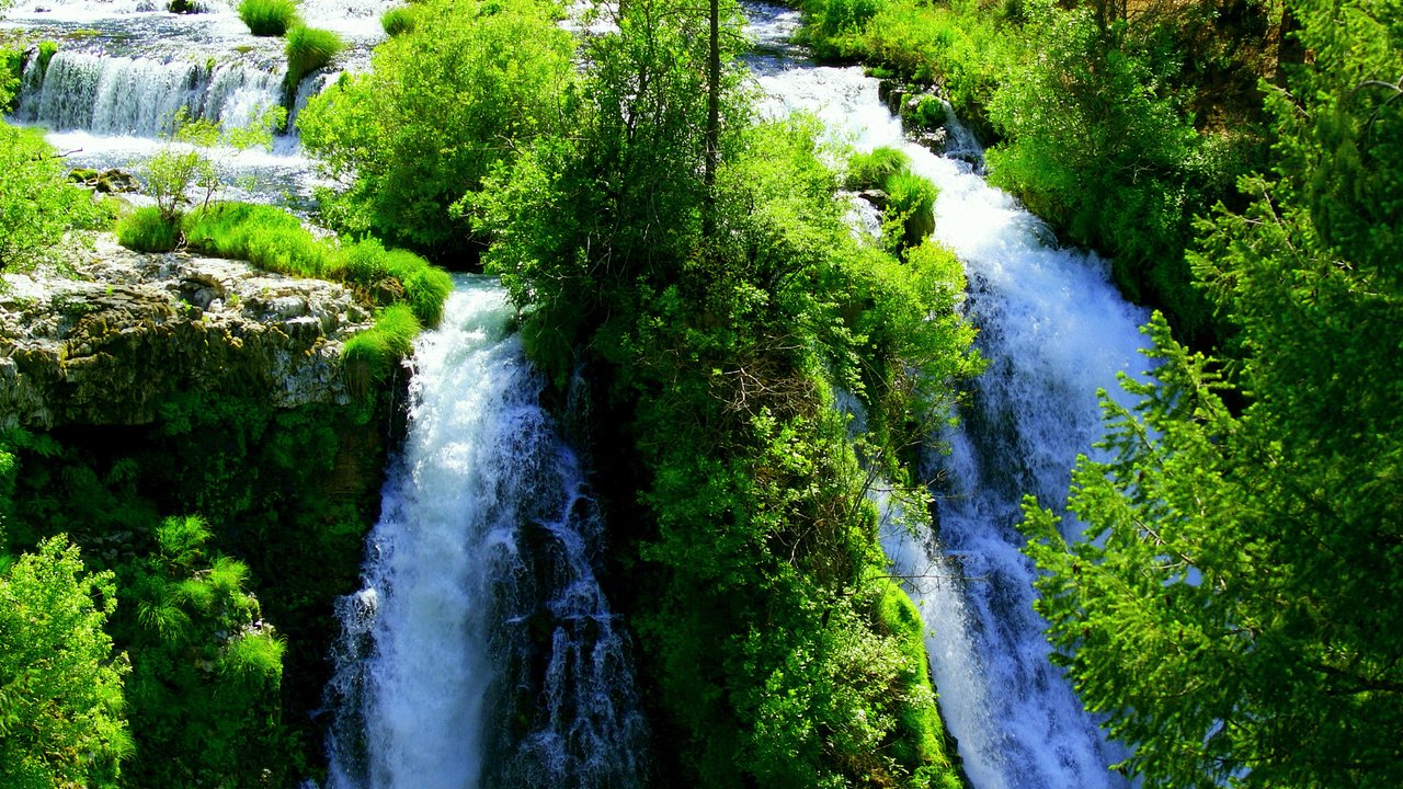 Обои вода, зелень, водопад, ярко, много, water, greens, waterfall, bright, a lot разрешение 1920x1440 Загрузить