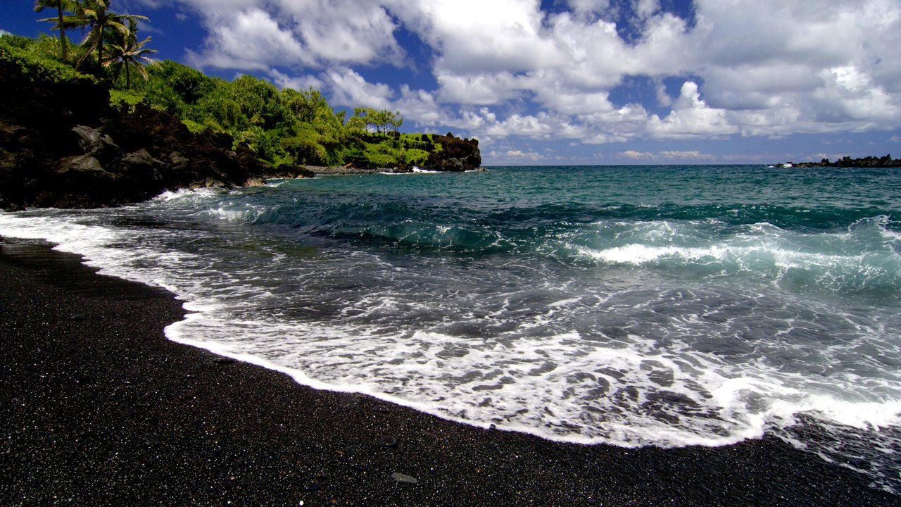 Обои небо, паналуу, облака, волны, море, пляж, горизонт, гавайи, чёрный песок, the sky, clouds, wave, sea, beach, horizon, hawaii, black sand разрешение 1920x1080 Загрузить