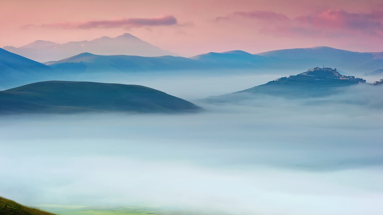 Обои небо, утро, туман, дом, италия, долина, усадьба, умбрия, the sky, morning, fog, house, italy, valley, estate, umbria разрешение 2048x1363 Загрузить