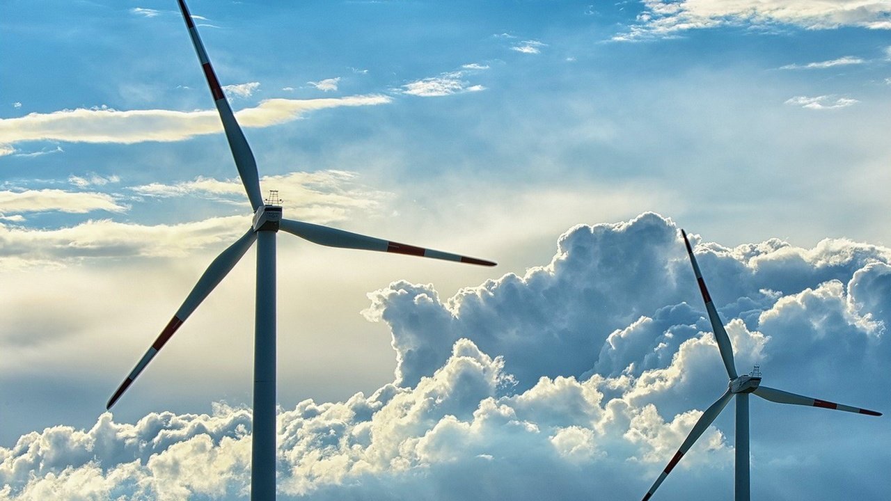 Обои небо, облака, ветряк, ветрогенератор, the sky, clouds, windmill, wind turbine разрешение 1920x1267 Загрузить