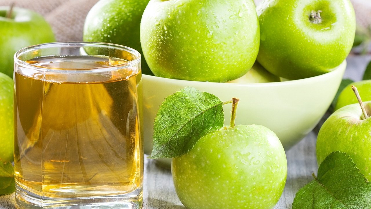 Обои фрукты, яблоки, зеленые, стакан, сок, зеленые яблочки, яблочный сок, fruit, apples, green, glass, juice, green apples, apple juice разрешение 1920x1371 Загрузить