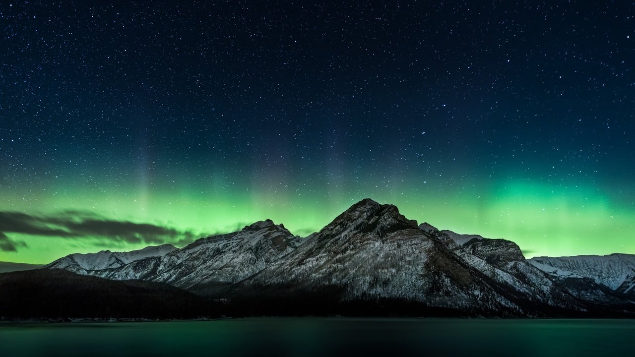 Обои небо, озеро, горы, отражение, звезды, северное сияние, the sky, lake, mountains, reflection, stars, northern lights разрешение 2048x1152 Загрузить