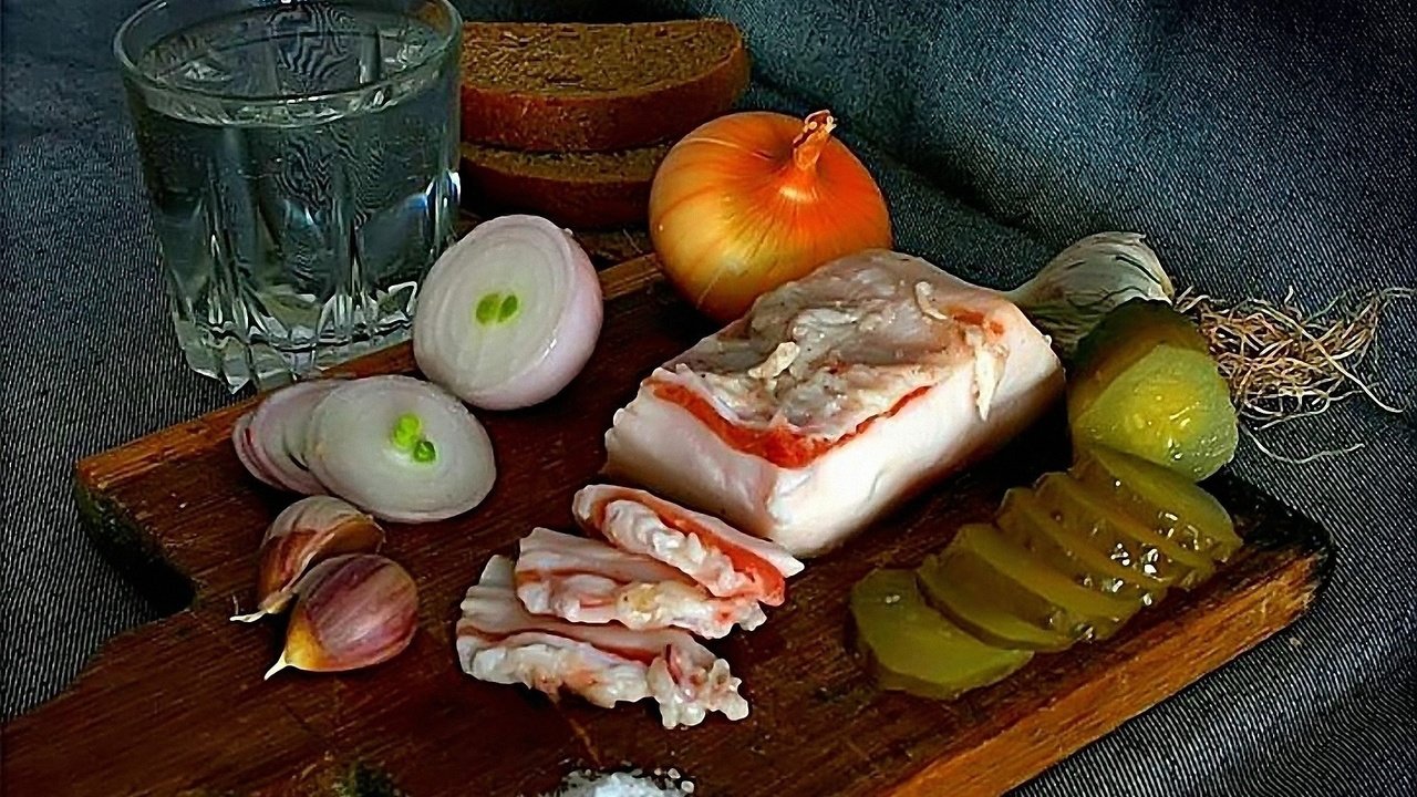 Обои лук, хлеб, водка, чеснок, огурцы, сало, bow, bread, vodka, garlic, cucumbers, fat разрешение 1920x1200 Загрузить