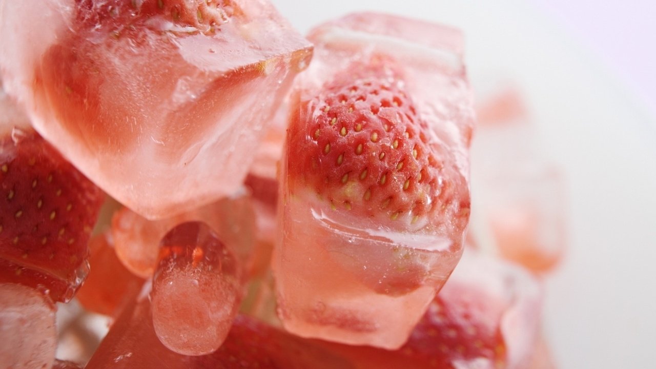 Обои макро, ягода, клубника, лёд, macro, berry, strawberry, ice разрешение 1920x1200 Загрузить