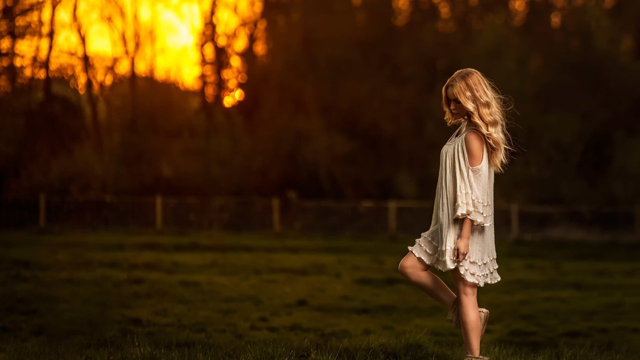 Обои небо, трава, природа, закат, девушка, блондинка, поле, the sky, grass, nature, sunset, girl, blonde, field разрешение 2048x1365 Загрузить