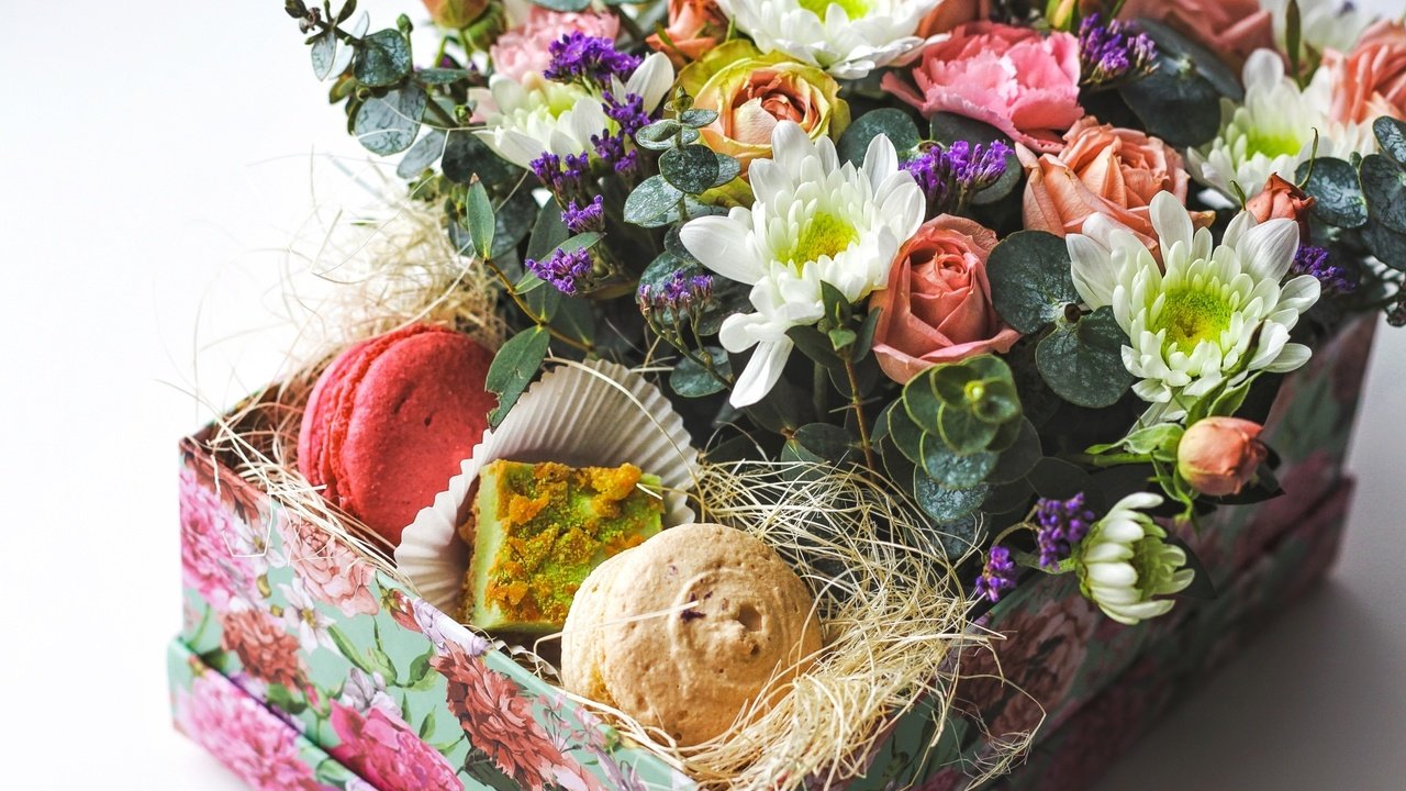 Обои розы, букет, подарок, хризантемы, пирожные, композиция, roses, bouquet, gift, chrysanthemum, cakes, composition разрешение 1920x1243 Загрузить