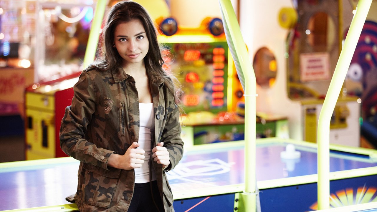 Обои девушка, взгляд, волосы, лицо, куртка, darina, аэрохоккей, girl, look, hair, face, jacket, air hockey разрешение 2000x1333 Загрузить