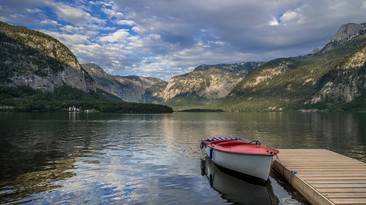 Обои облака, лодка, озеро, hallstatt lake, горы, скалы, берег, лес, австрия, причал, clouds, boat, lake, mountains, rocks, shore, forest, austria, pier разрешение 3555x2000 Загрузить