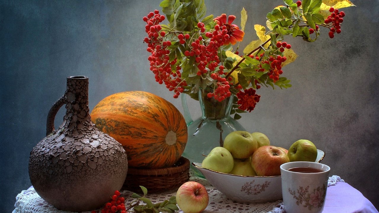 Обои яблоки, чашка, чай, кувшин, тыква, натюрморт, рябина, apples, cup, tea, pitcher, pumpkin, still life, rowan разрешение 1920x1243 Загрузить