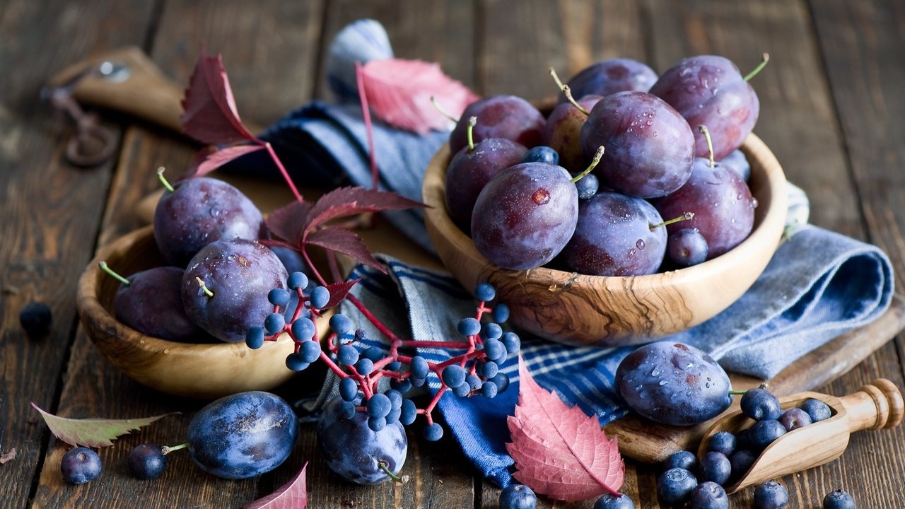 Обои фрукты, стол, ягоды, черника, натюрморт, миска, слива, fruit, table, berries, blueberries, still life, bowl, drain разрешение 2000x1331 Загрузить