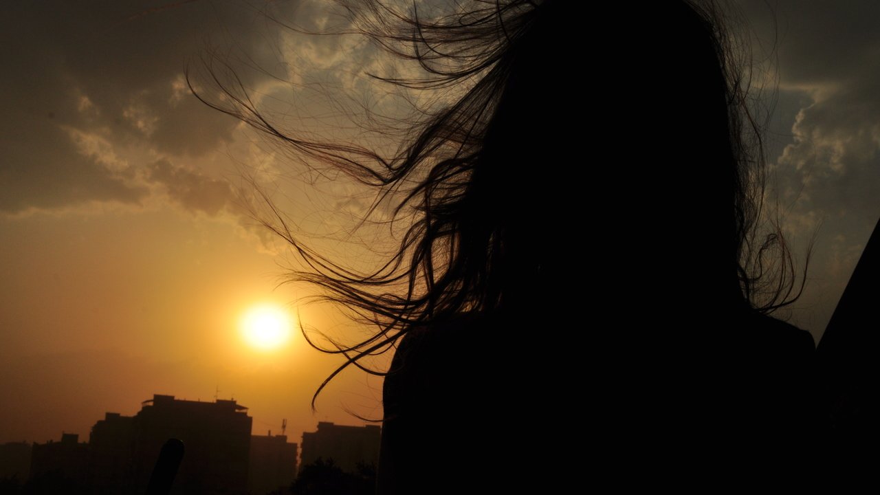 Обои небо, закат, девушка, пейзаж, волосы, ветер, the sky, sunset, girl, landscape, hair, the wind разрешение 4288x2848 Загрузить