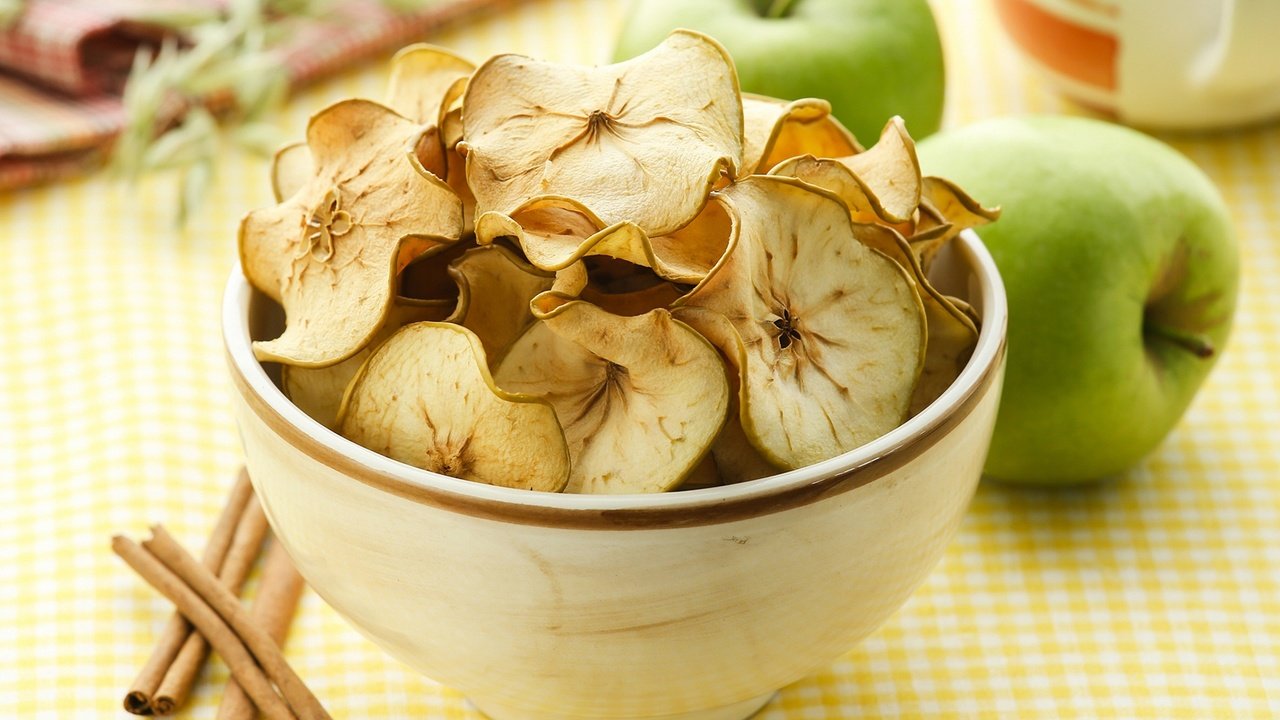 Обои корица, фрукты, яблоки, стол, миска, чипсы, cinnamon, fruit, apples, table, bowl, chips разрешение 1920x1280 Загрузить