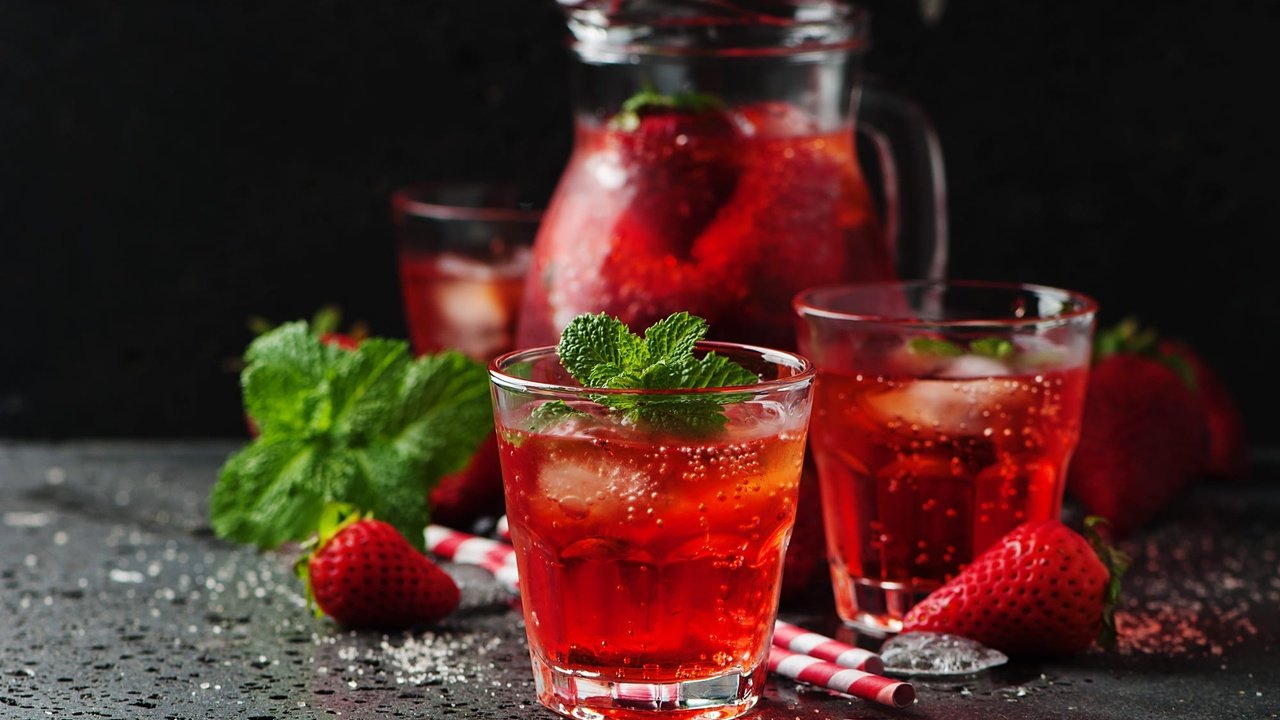 Обои мята, напиток, клубника, лёд, стакан, кувшин, трубочка, лимонад, mint, drink, strawberry, ice, glass, pitcher, tube, lemonade разрешение 2000x1329 Загрузить