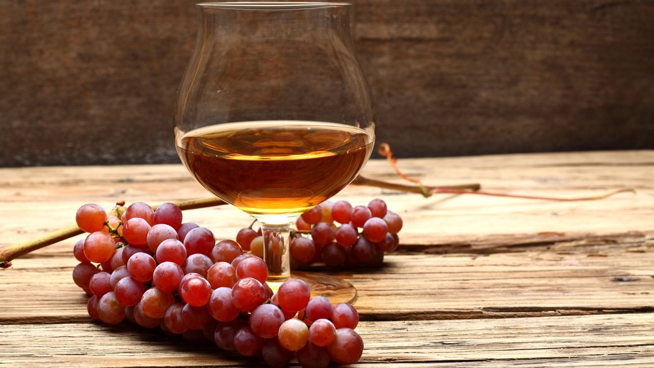 Обои виноград, стол, бокал, алкоголь, коньяк, гроздь, grapes, table, glass, alcohol, cognac, bunch разрешение 2560x1600 Загрузить