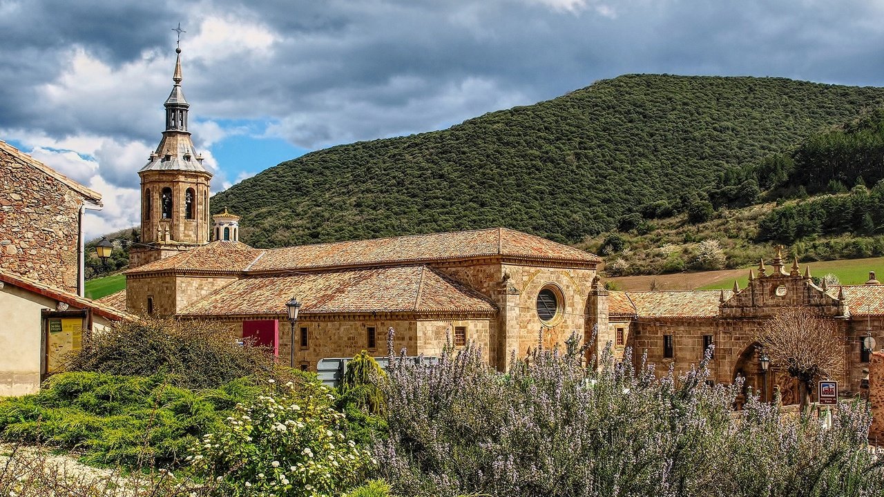 Обои небо, монастырь, трава, la rioja, monasterio de yuso, облака, горы, солнце, лес, кусты, испания, the sky, the monastery, grass, clouds, mountains, the sun, forest, the bushes, spain разрешение 1920x1253 Загрузить