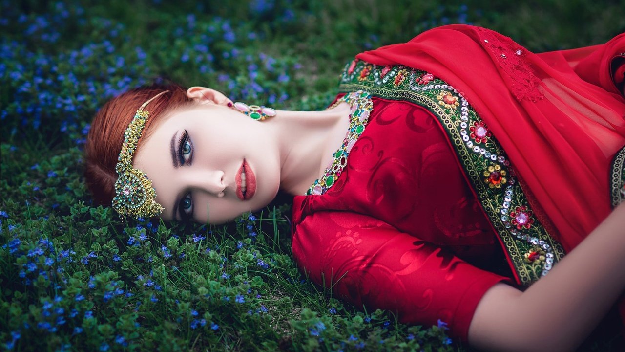 Обои трава, девушка, макияж, помада, grass, girl, makeup, lipstick разрешение 2000x1450 Загрузить