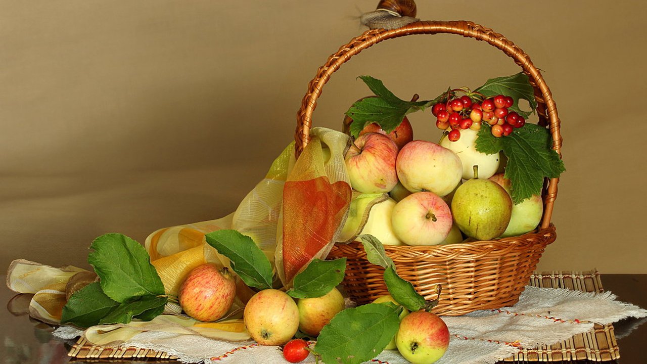 Обои фрукты, яблоки, ткань, корзина, ягоды, платок, fruit, apples, fabric, basket, berries, shawl разрешение 2048x1360 Загрузить