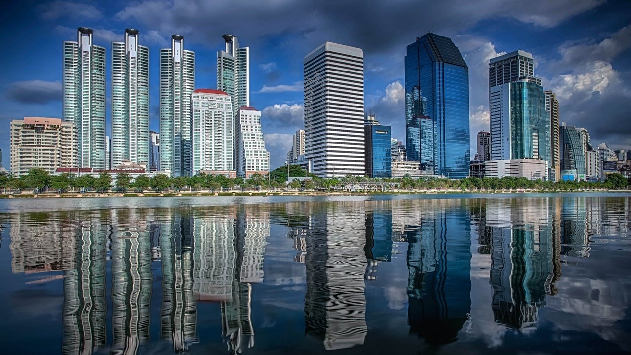 Обои отражение, город, небоскребы, океан, таиланд, бангкок, reflection, the city, skyscrapers, the ocean, thailand, bangkok разрешение 2048x1312 Загрузить