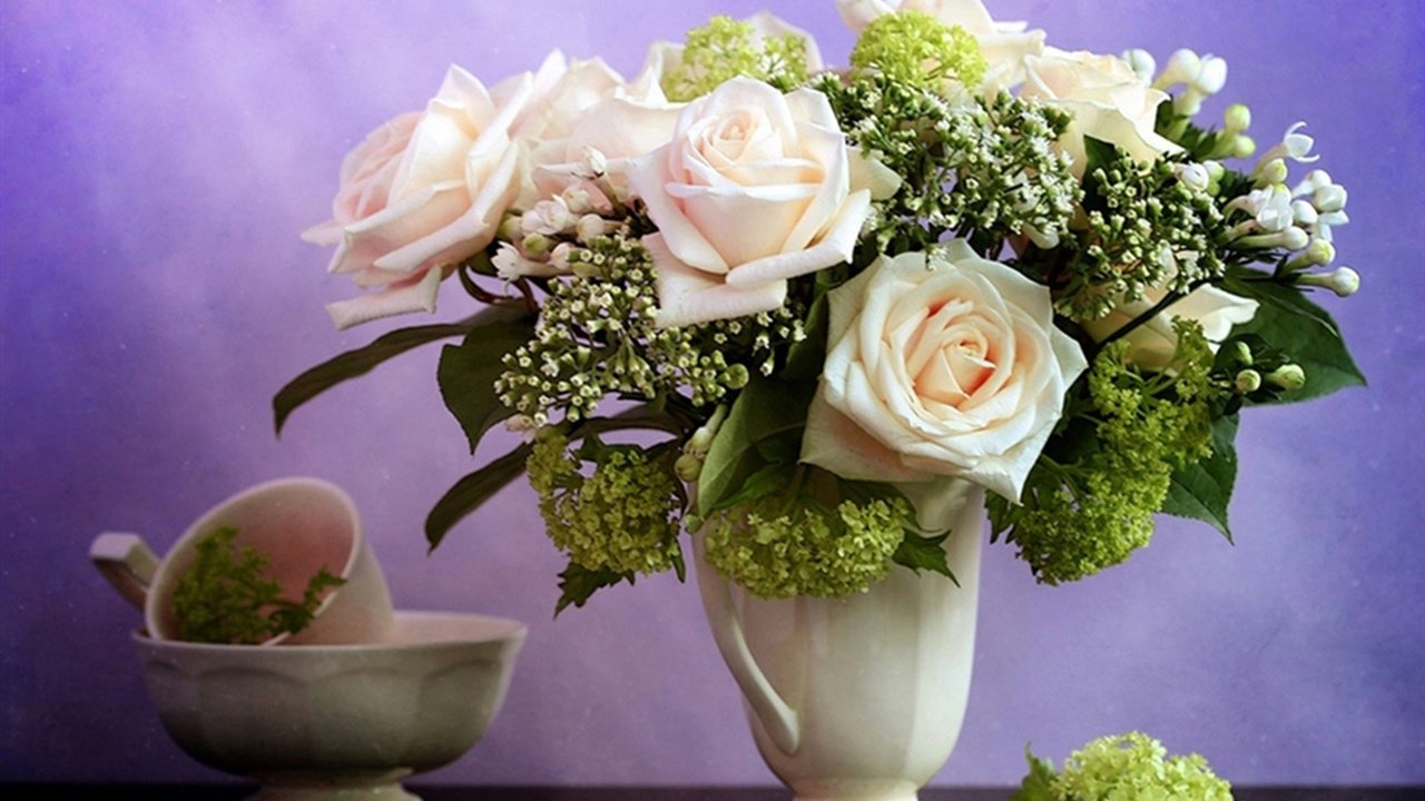 Обои цветы, розы, букет, чашка, ваза, сирень, миска, гортензия, flowers, roses, bouquet, cup, vase, lilac, bowl, hydrangea разрешение 2048x1623 Загрузить