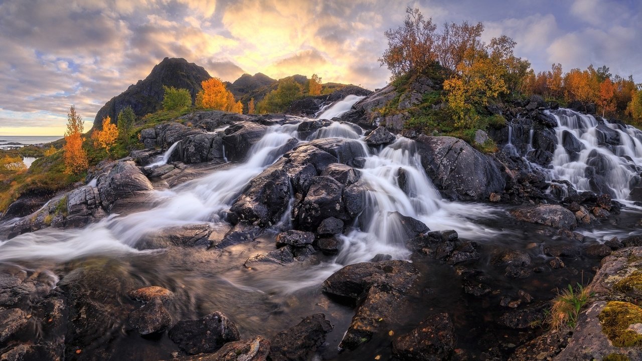 Обои небо, горы, камни, море, осень, водопады, the sky, mountains, stones, sea, autumn, waterfalls разрешение 1920x1200 Загрузить