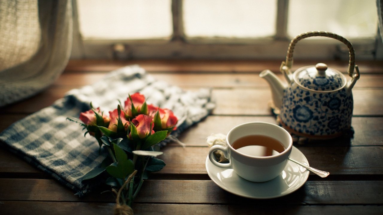 Обои цветы, розы, букет, чашка, чай, чайник, flowers, roses, bouquet, cup, tea, kettle разрешение 1920x1200 Загрузить