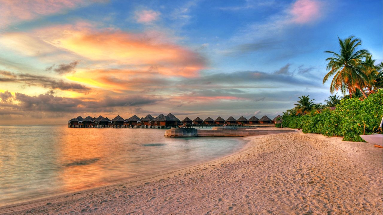 Обои закат, море, пляж, бунгало, тропики, мальдивы, sunset, sea, beach, bungalow, tropics, the maldives разрешение 2512x1670 Загрузить