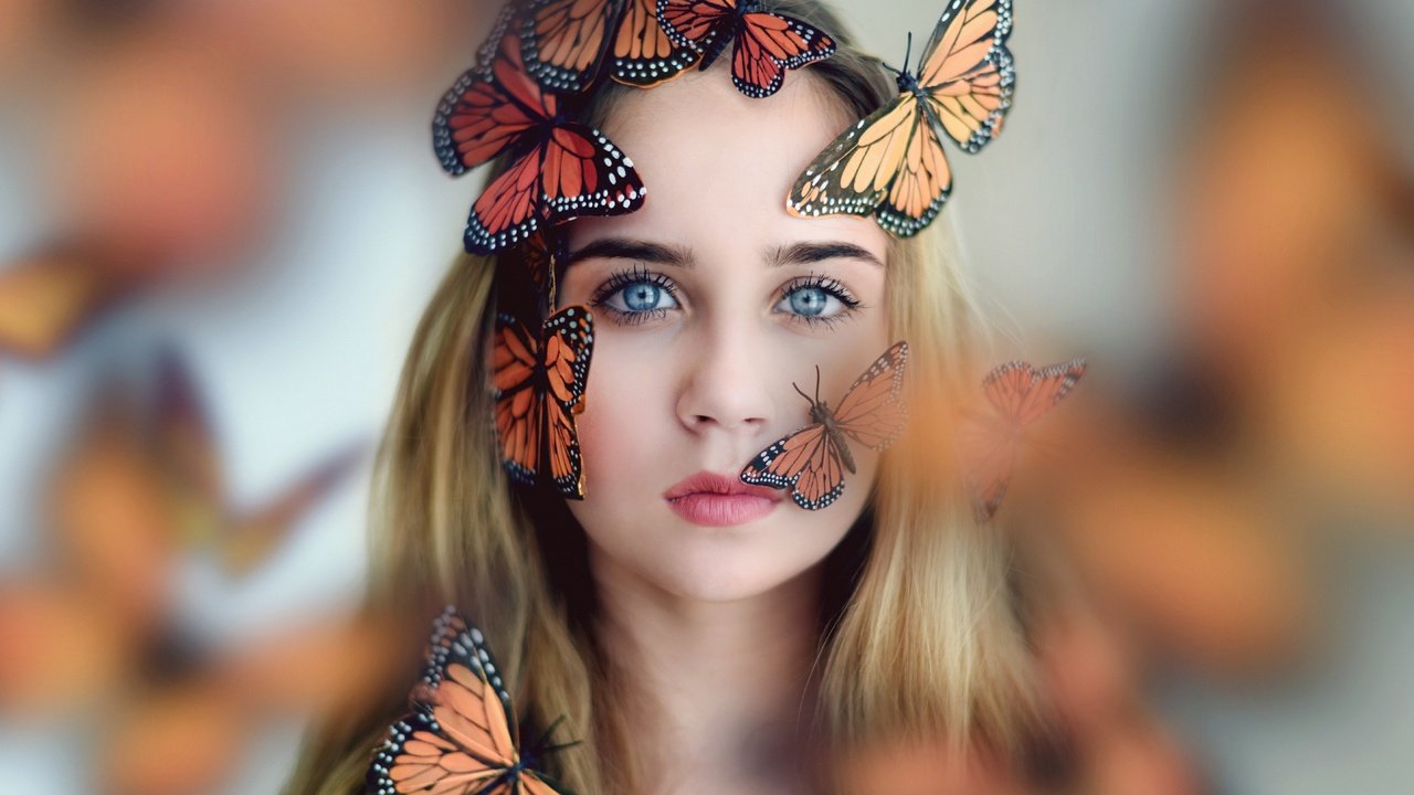 Обои девушка, голубые глаза, настроение, боке, блондинка, взгляд, ситуация, насекомые, лицо, бабочки, girl, blue eyes, mood, bokeh, blonde, look, the situation, insects, face, butterfly разрешение 6500x3232 Загрузить