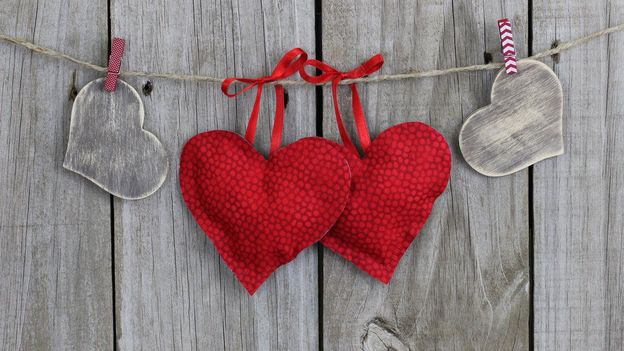 Обои сердца, веревка, сердечки, прищепки, деревянная поверхность, heart, rope, hearts, clothespins, wooden surface разрешение 2880x1800 Загрузить