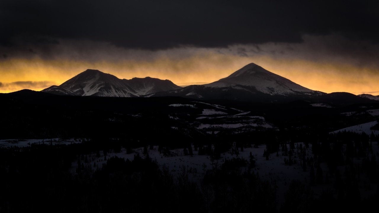 Обои огни, гора, облако, тень, темнота, lights, mountain, cloud, shadow, darkness разрешение 6016x4016 Загрузить