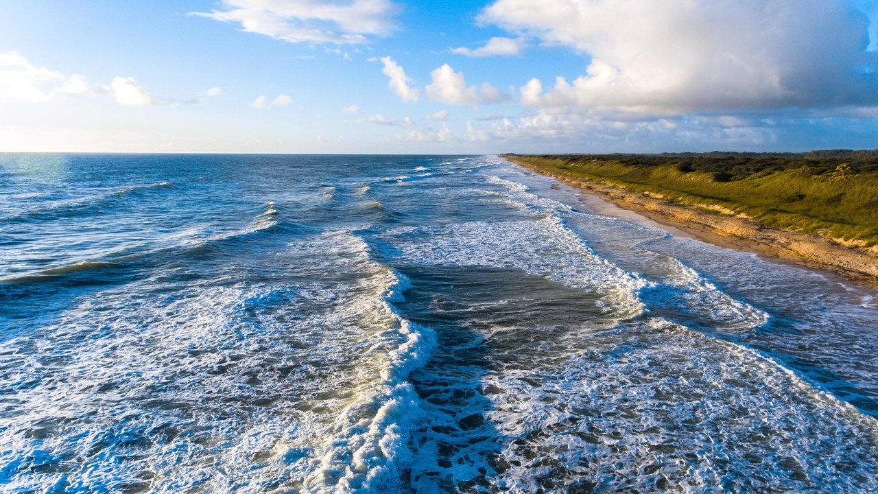 Обои небо, облака, берег, волны, море, горизонт, прибой, the sky, clouds, shore, wave, sea, horizon, surf разрешение 3752x2107 Загрузить