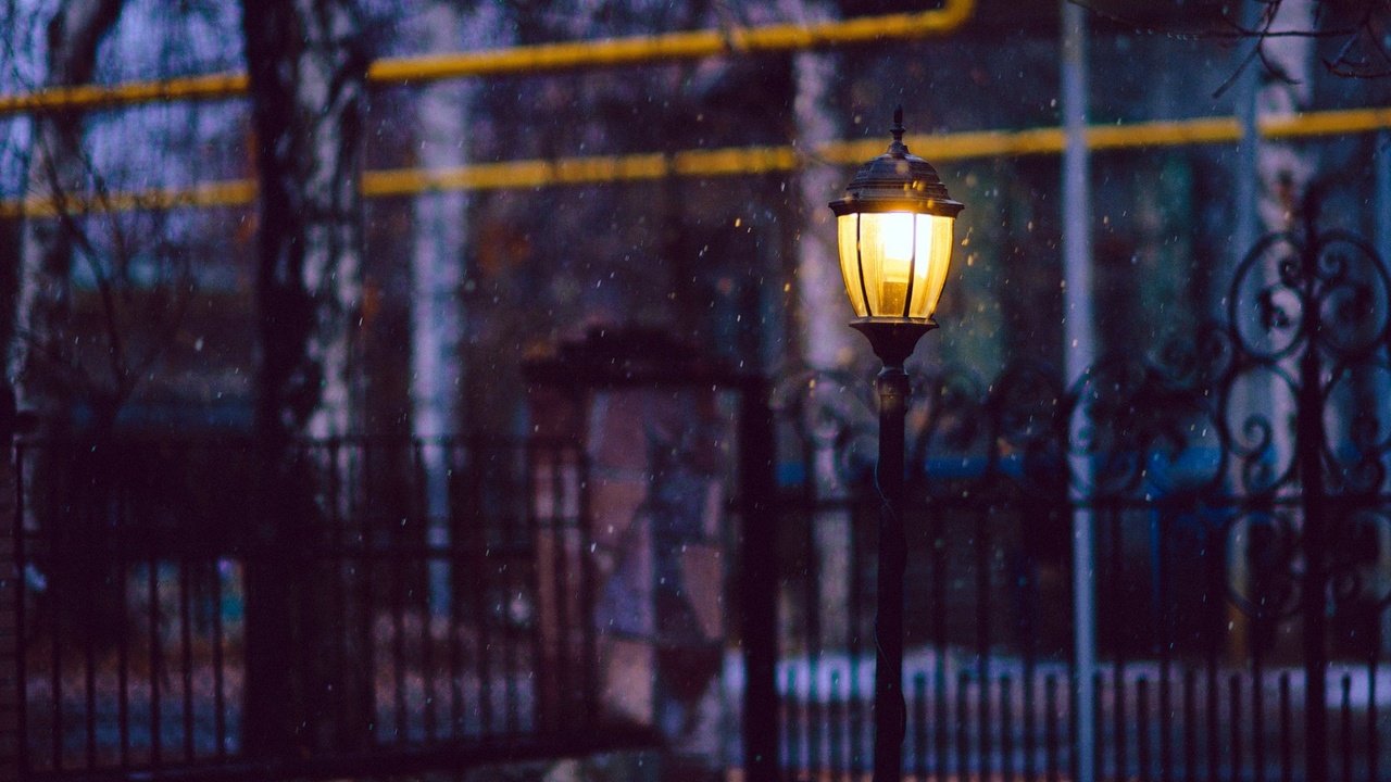 Обои свет, ночь, снег, забор, улица, фонарь, light, night, snow, the fence, street, lantern разрешение 2000x1335 Загрузить