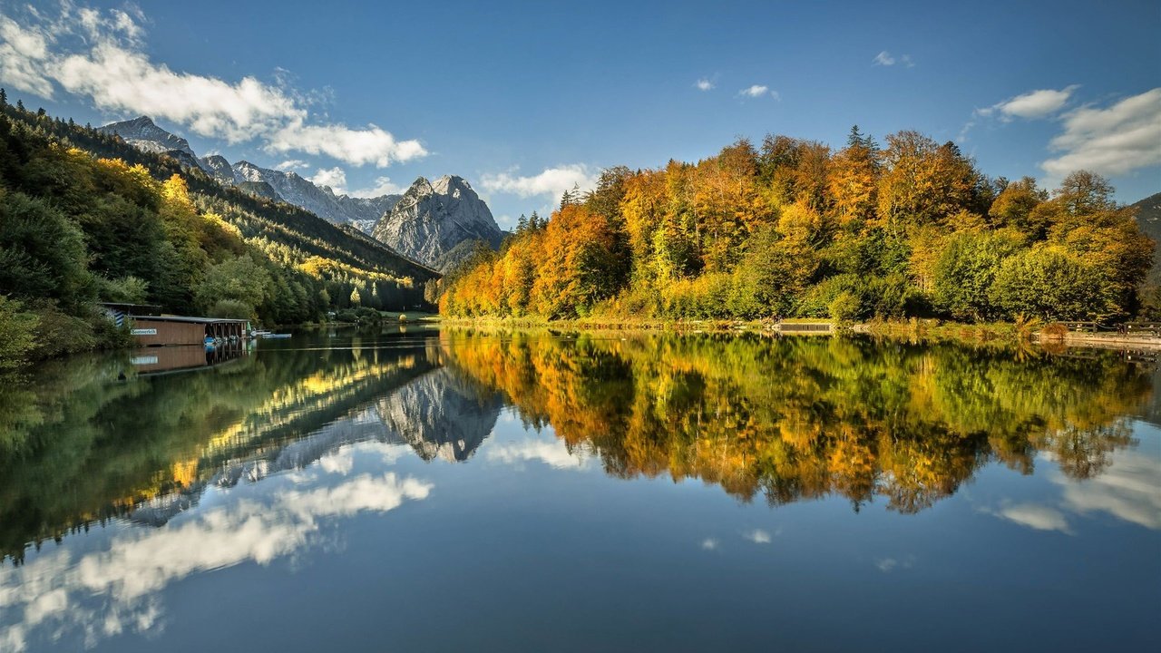 Обои озеро, горы, лес, отражение, осень, германия, бавария, lake, mountains, forest, reflection, autumn, germany, bayern разрешение 1920x1250 Загрузить