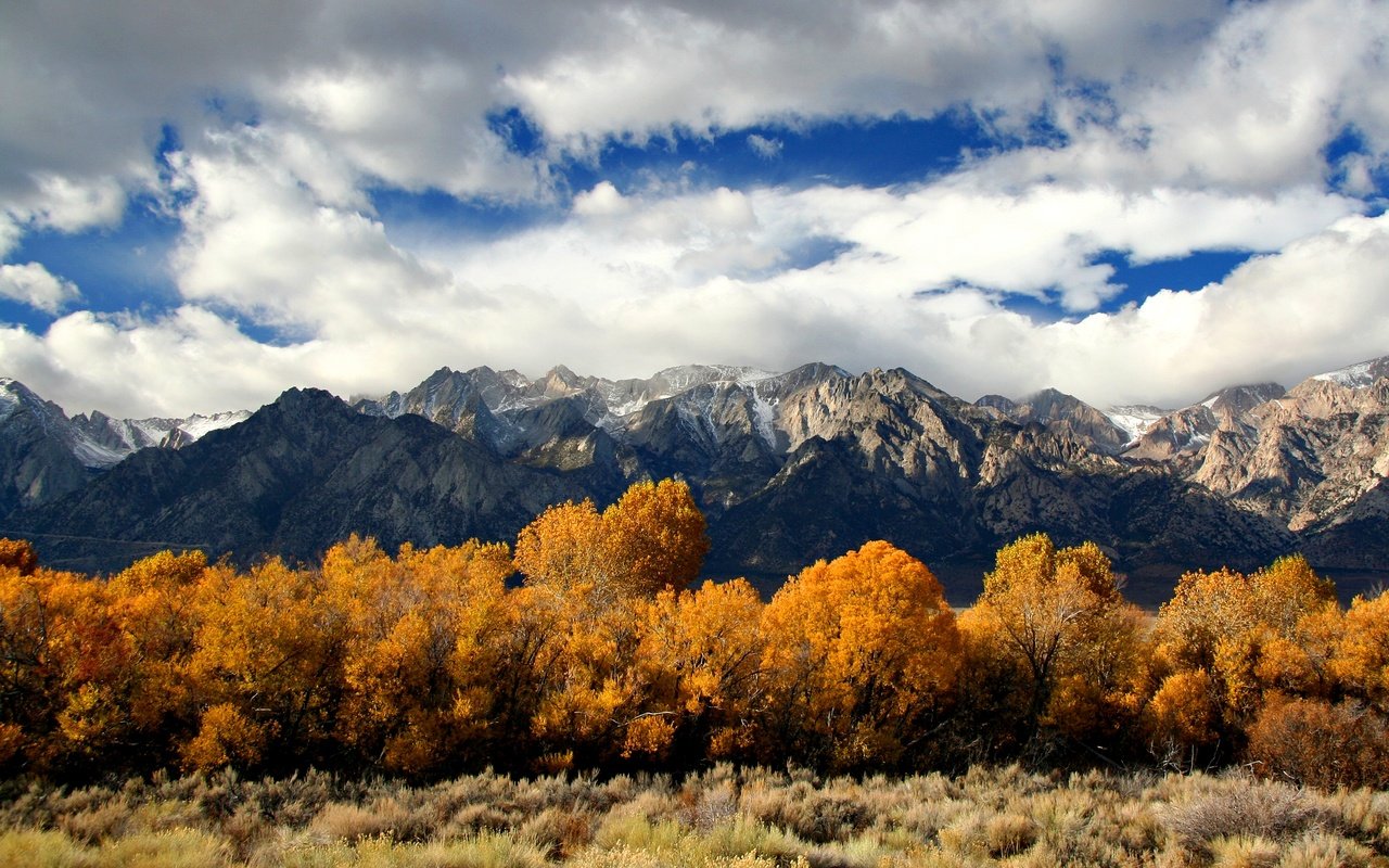 Обои облака, деревья, горы, природа, осень, clouds, trees, mountains, nature, autumn разрешение 2560x1600 Загрузить