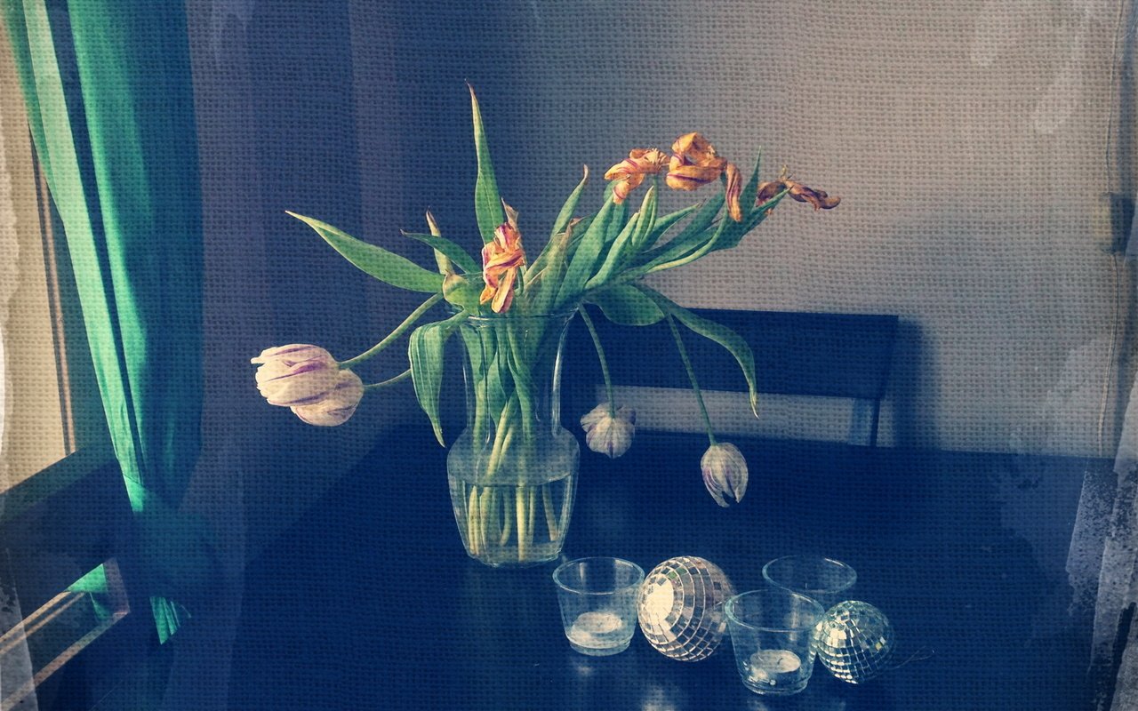 Обои цветы, natyurmort, свечи, стол, тюльпаны, окно, ваза, лилии, cvety, stil, flowers, candles, table, tulips, window, vase, lily разрешение 1920x1200 Загрузить