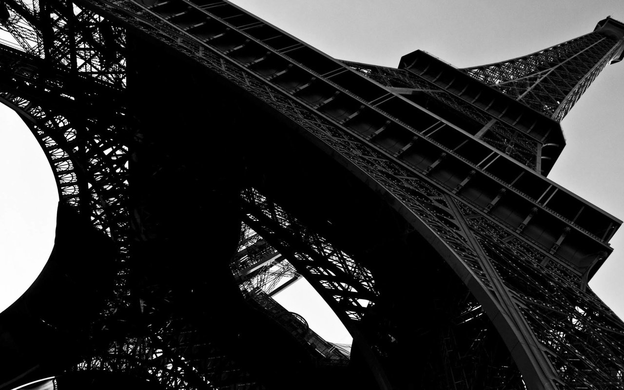 Обои небо, париж, франция, эйфелева башня, чёрно-белые, the sky, paris, france, eiffel tower, black and white разрешение 2400x1350 Загрузить