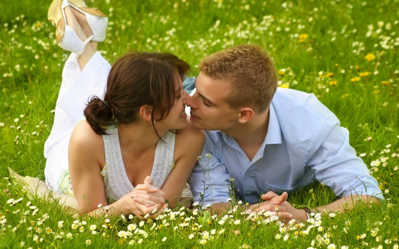 Обои трава, девушка, поле, парень, ромашки, поцелуй, grass, girl, field, guy, chamomile, kiss разрешение 1920x1080 Загрузить