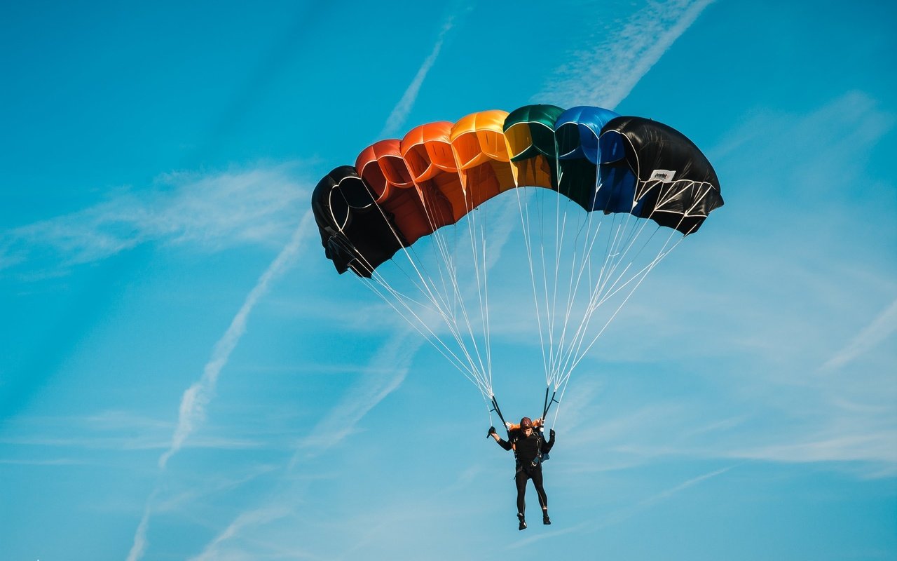 Обои небо, мужчина, парашют, парашютист, the sky, male, parachute разрешение 2560x1707 Загрузить
