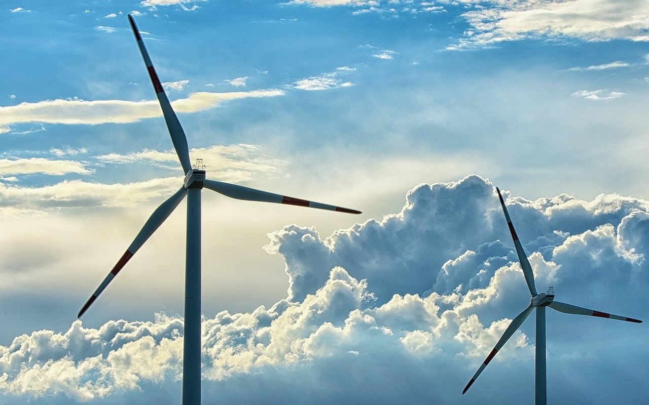 Обои небо, облака, ветряк, ветрогенератор, the sky, clouds, windmill, wind turbine разрешение 1920x1267 Загрузить